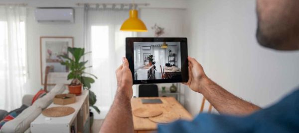 Persona agarrando tablet con los mejores sistemas de seguridad en su casa